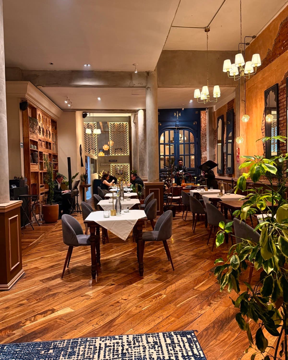 Salón de Aroma Curry en Colima 268, Roma Norte — comida india en CDMX